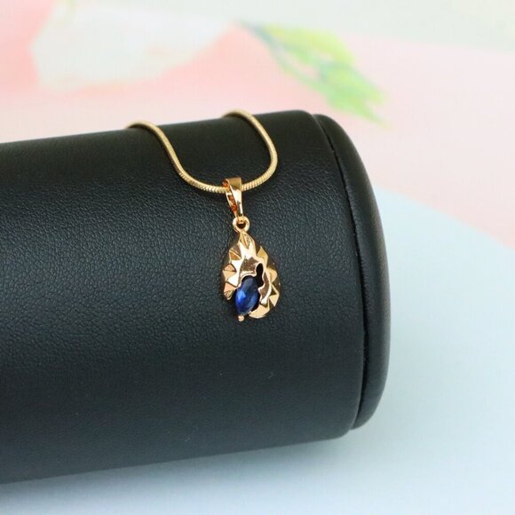 "Teardrop Blue Stone Pendant with Textured Gold Plated Leaf Design, XPPT1721 - Picture 4 of 13